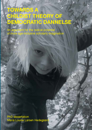 Forsiden viser titlen samt forfatterens navn. Som baggrund ses et smilende barn, der klatrer i træer.